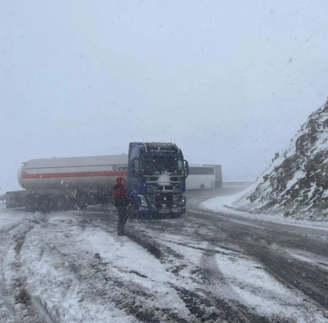 Van’da kar yağışı hayatı olumsuz etkiledi