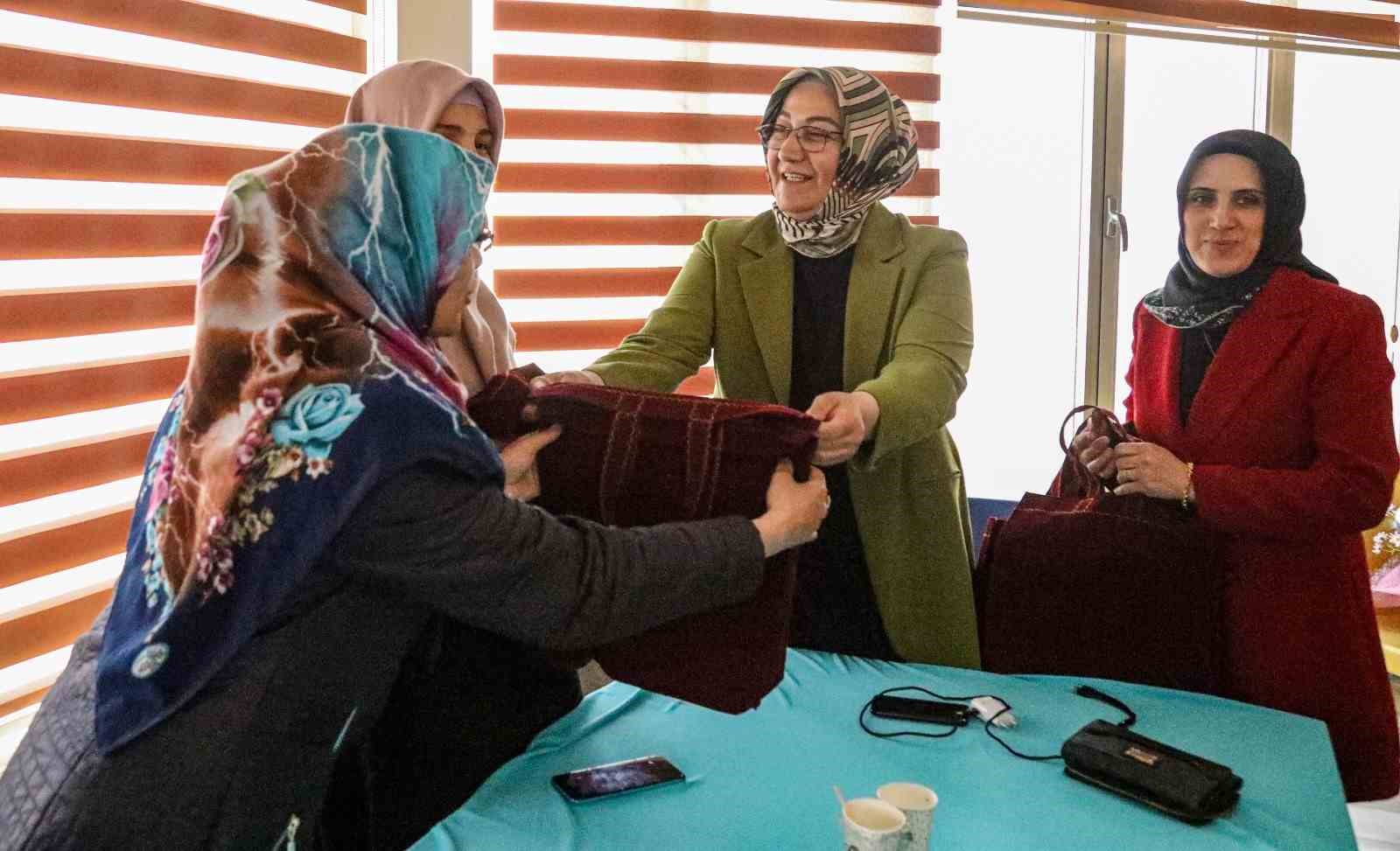 Van’daki depremzede kadınlar ‘8 Mart’ta unutulmadı