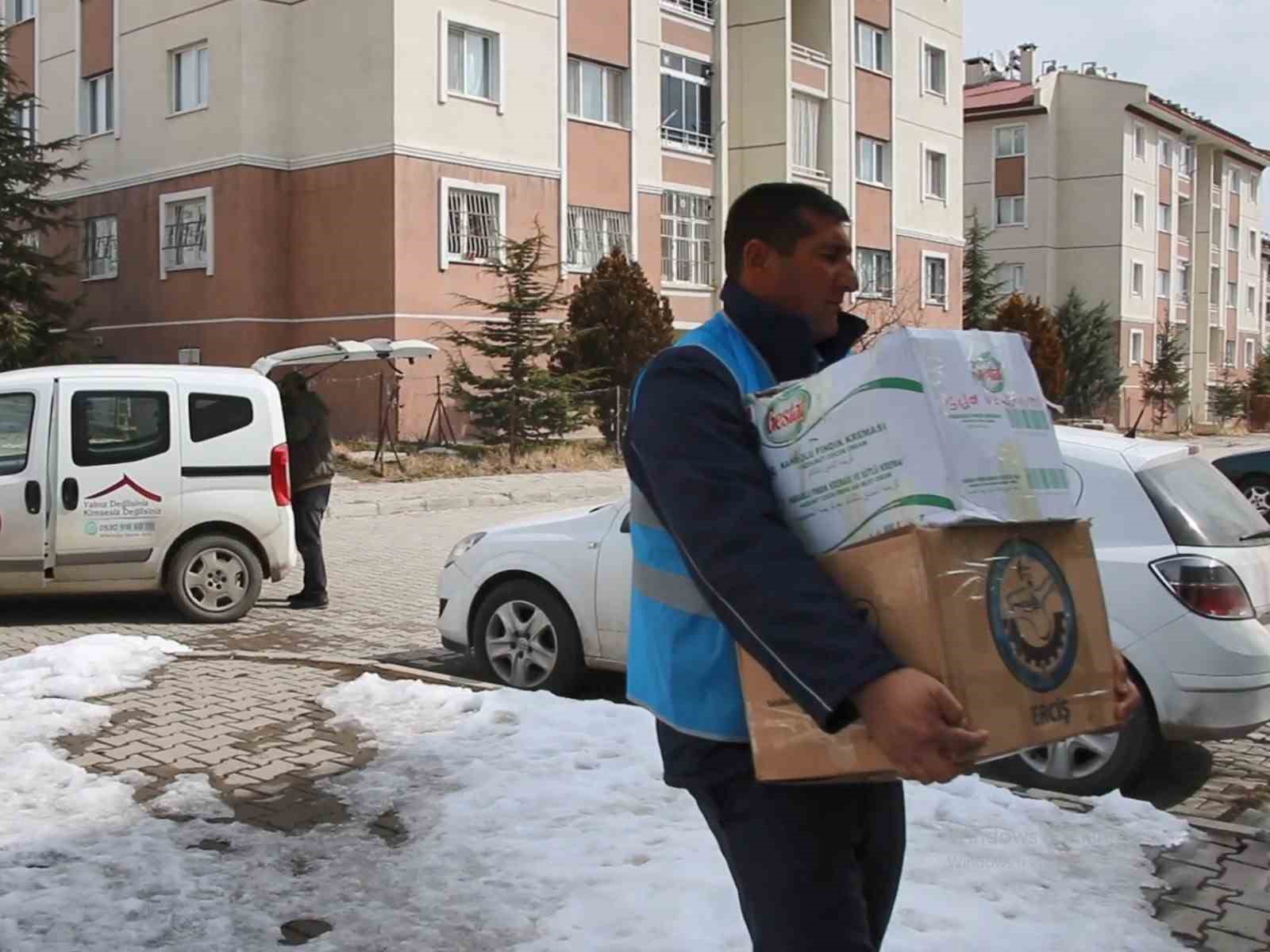 Erciş Belediyesinden depremzede ailelere gıda desteği