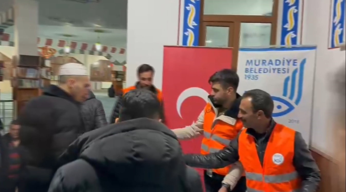 Muradiye Belediyesinden hurma ve imsakiye dağıtımı