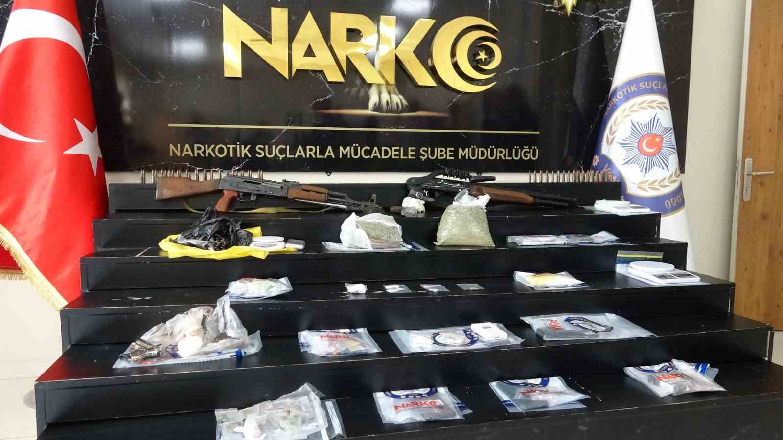 Van’da ‘Kökünü Kurutma’ operasyonu: Yarım tondan fazla uyuşturucu ele geçirildi