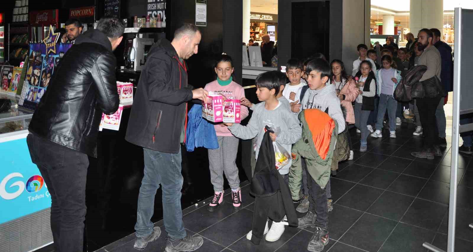 Van’da depremzede çocuklar için sinema etkinliği