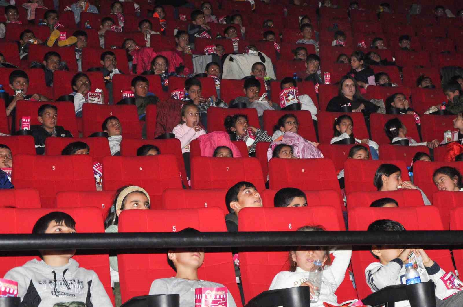 Van’da depremzede çocuklar için sinema etkinliği
