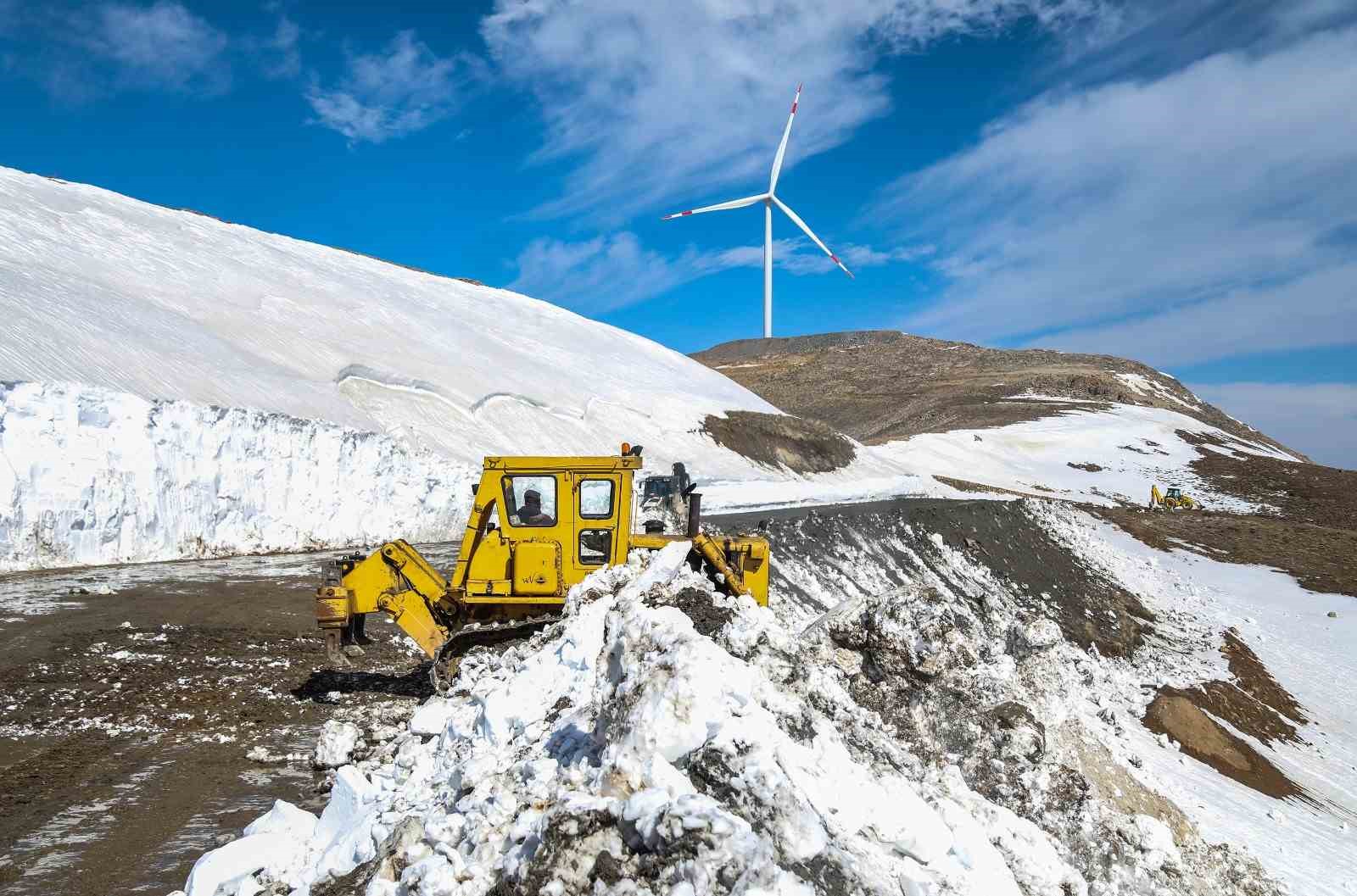 Van’da 5 metreyi bulan karda zorlu yol açma çalışması