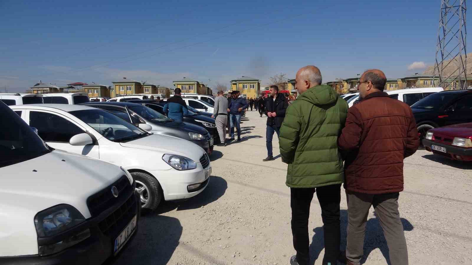 Van’daki açık oto pazarı hafta sonu doldu taştı