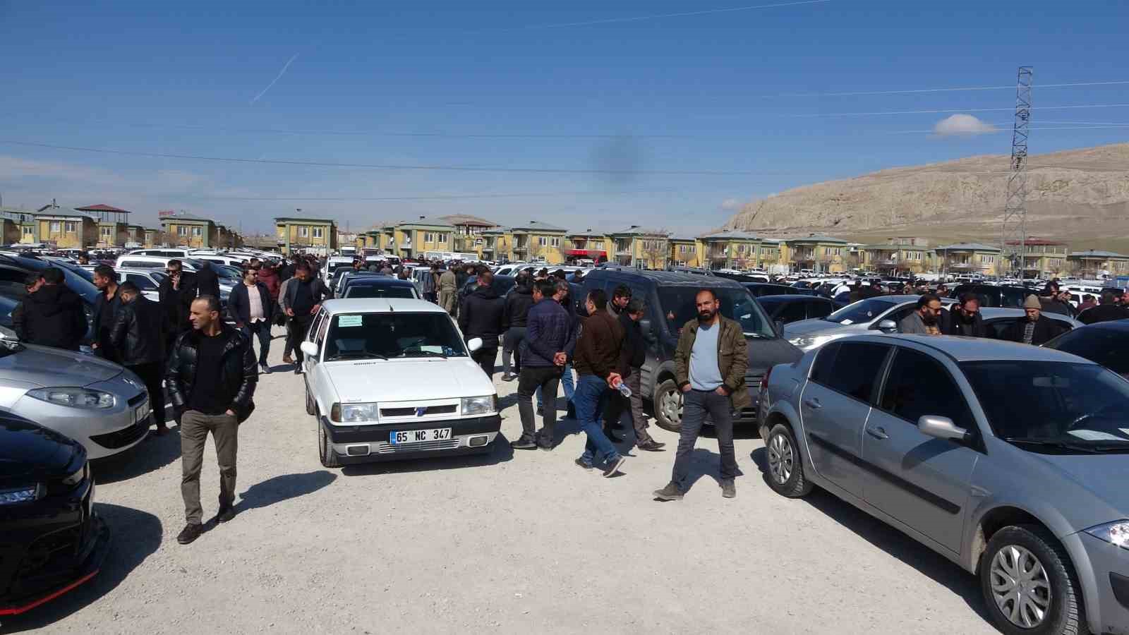 Van’daki açık oto pazarı hafta sonu doldu taştı