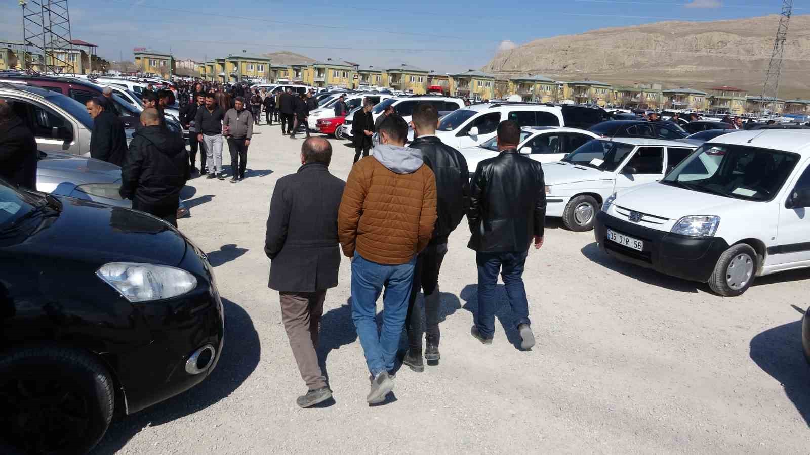 Van’daki açık oto pazarı hafta sonu doldu taştı