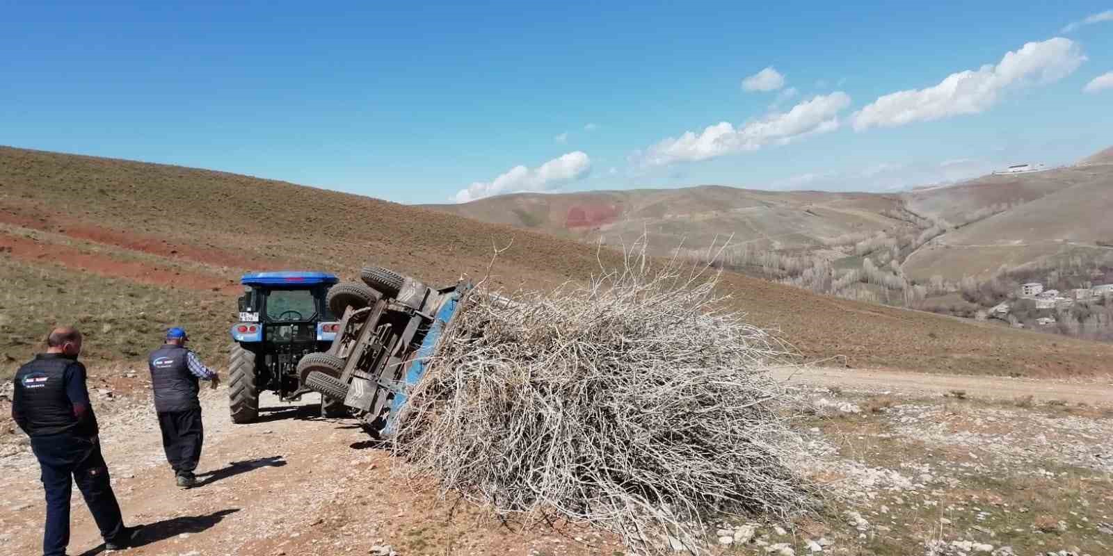 Gevaş’ta şiddetli fırtına hayatı olumsuz etkiledi