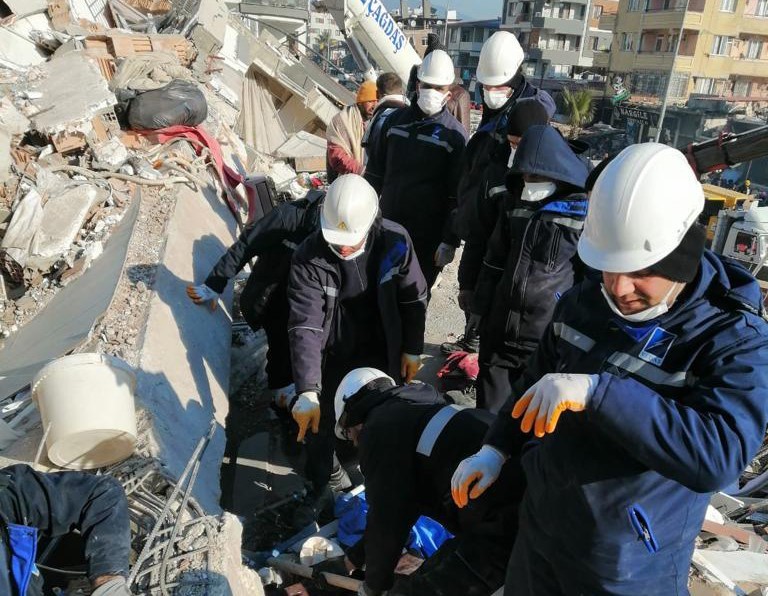 VEDAŞ ekipleri, deprem bölgesindeki yaraları sarıyor