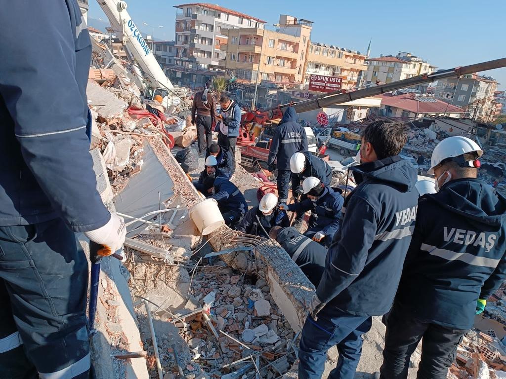 VEDAŞ ekipleri, deprem bölgesindeki yaraları sarıyor