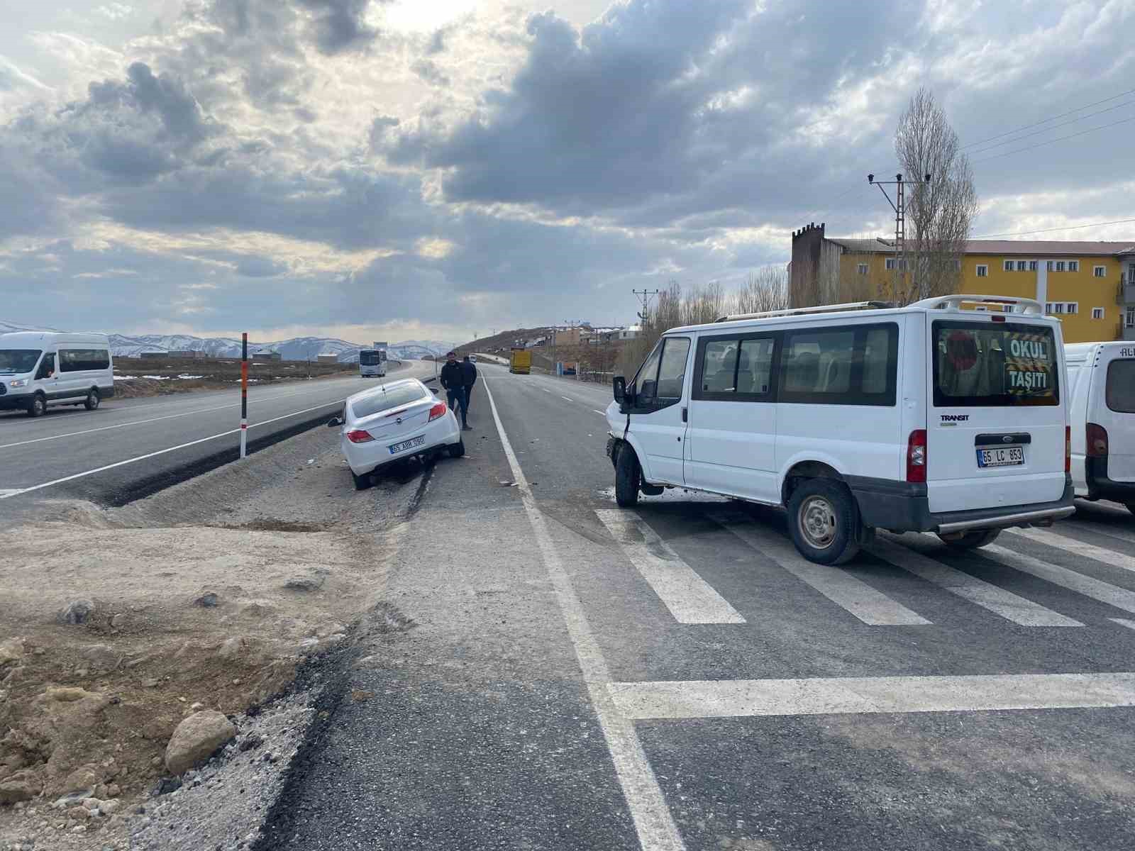 Otomobille minibüs çarpıştı: 3 yaralı