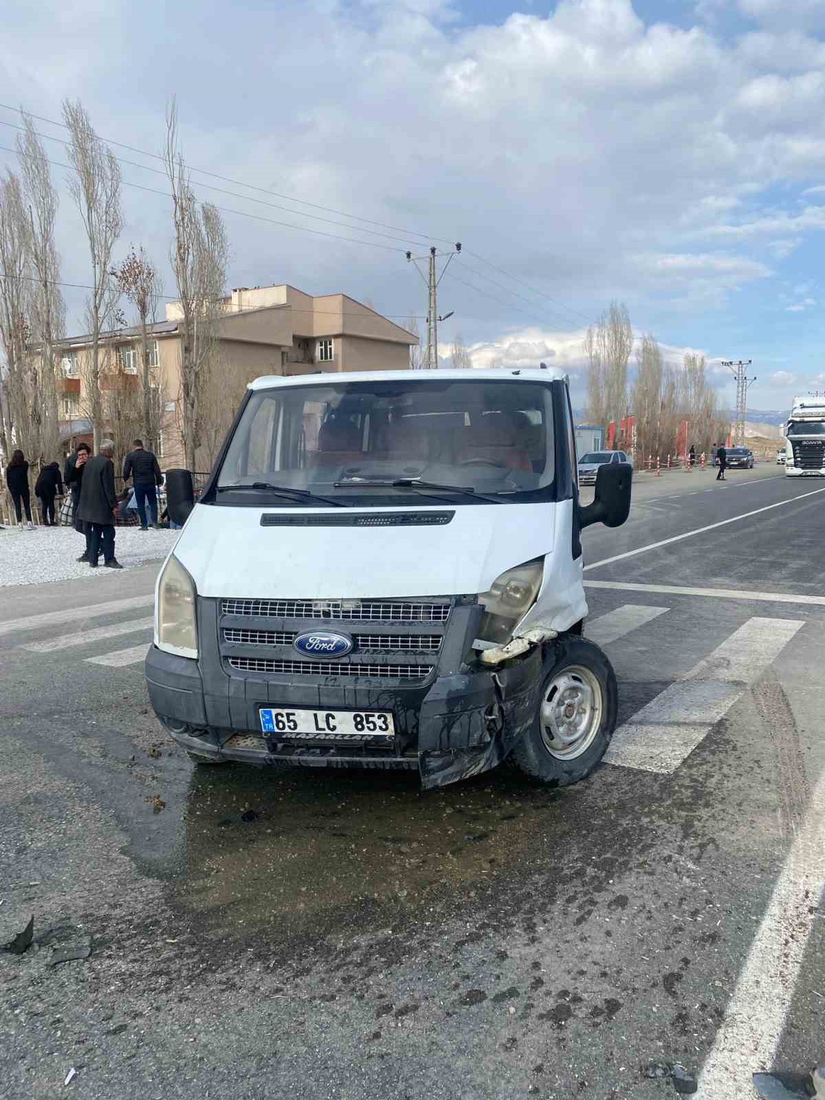 Otomobille minibüs çarpıştı: 3 yaralı