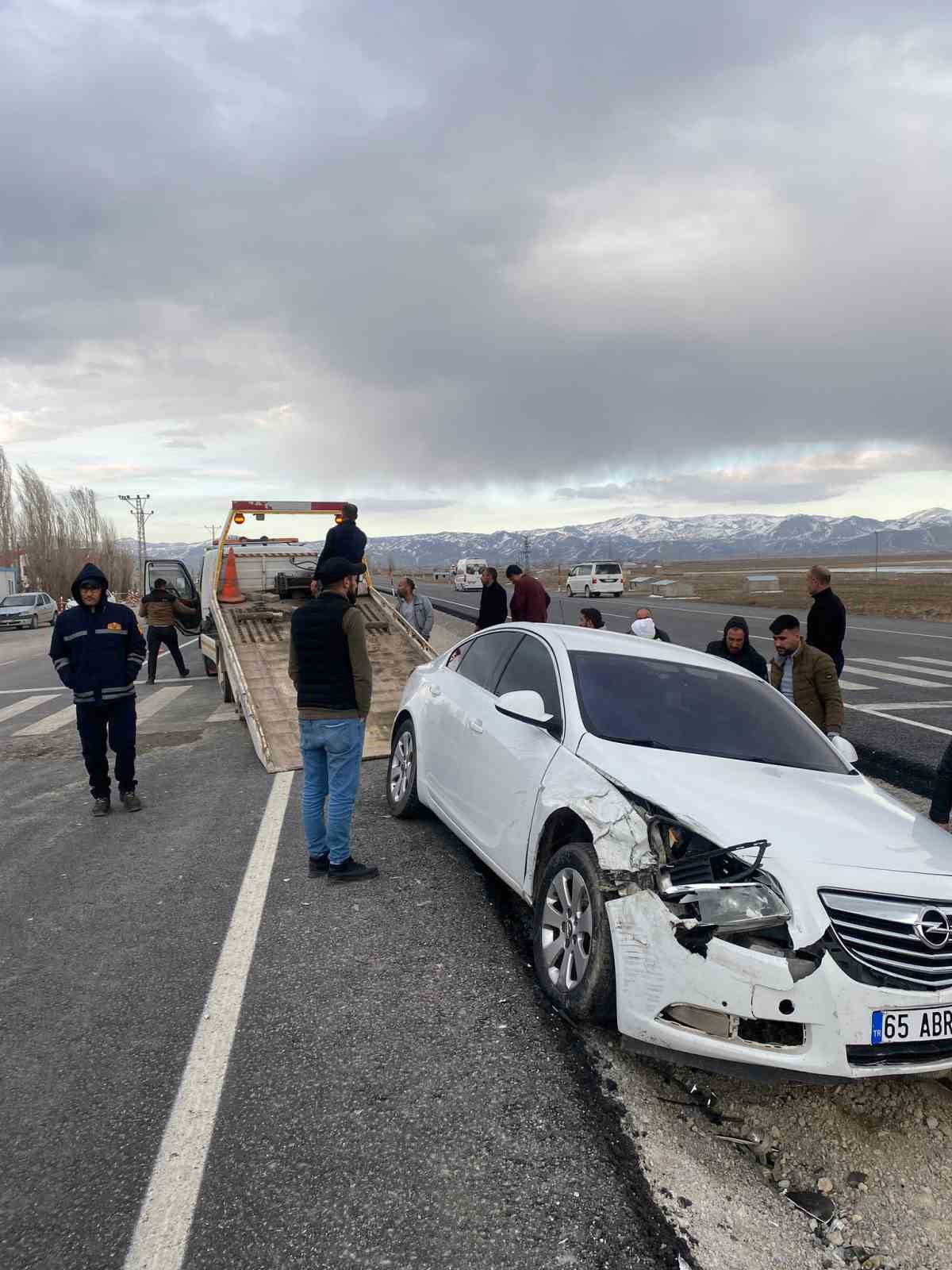 Otomobille minibüs çarpıştı: 3 yaralı