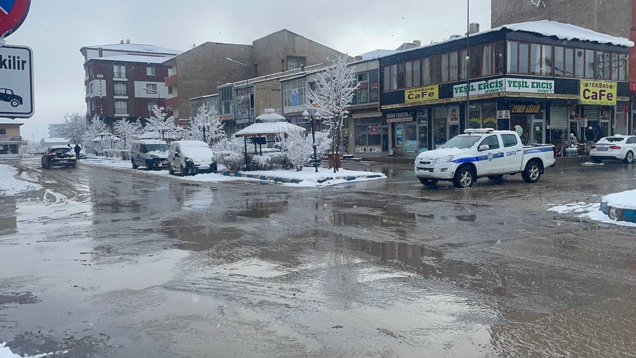 Muradiye’de sabah güneş, öğlenden sonra kar