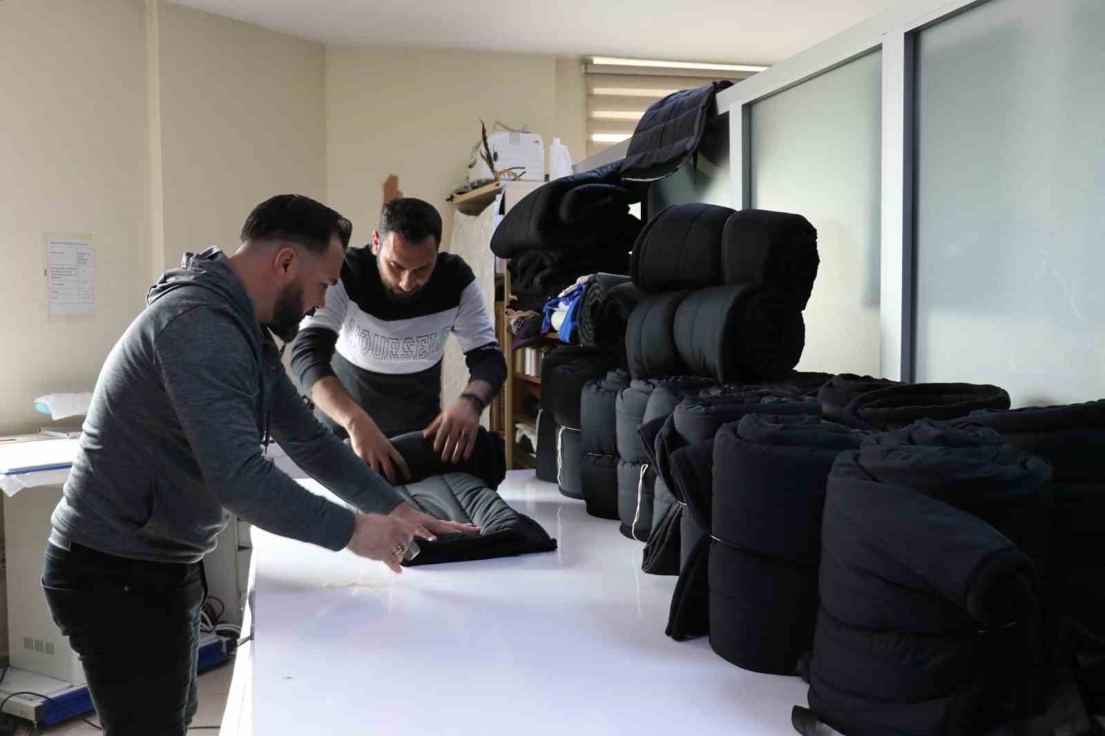 Van Olgunlaşma Enstitüsü depremzedeler için tulum, battaniye ve yelek üretiyor