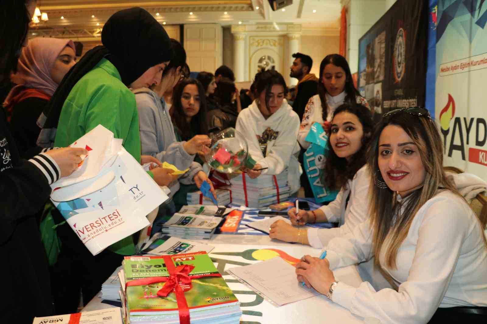 Üniversite tanıtım günlerine öğrencilerden yoğun ilgi