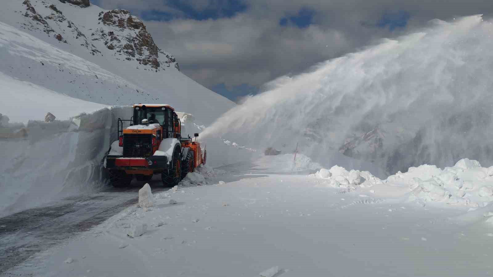 Van-Bahçesaray yolu 42 gün sonra ulaşıma açıldı