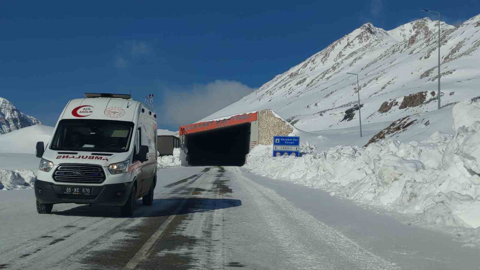 Van-Bahçesaray yolu 42 gün sonra ulaşıma açıldı