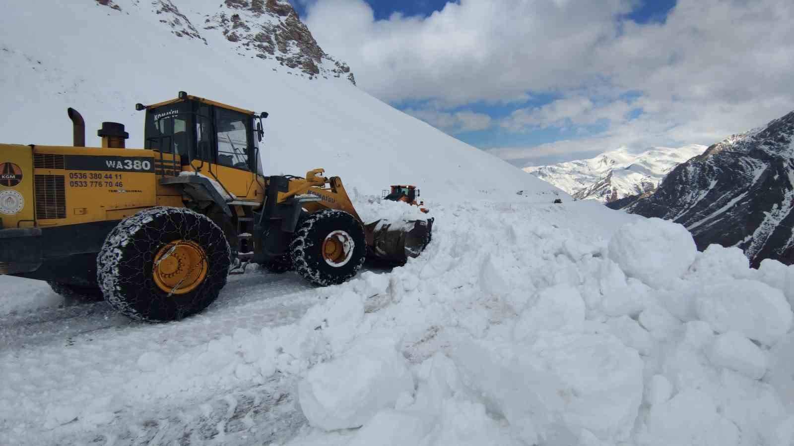 Van-Bahçesaray yolu 42 gün sonra ulaşıma açıldı