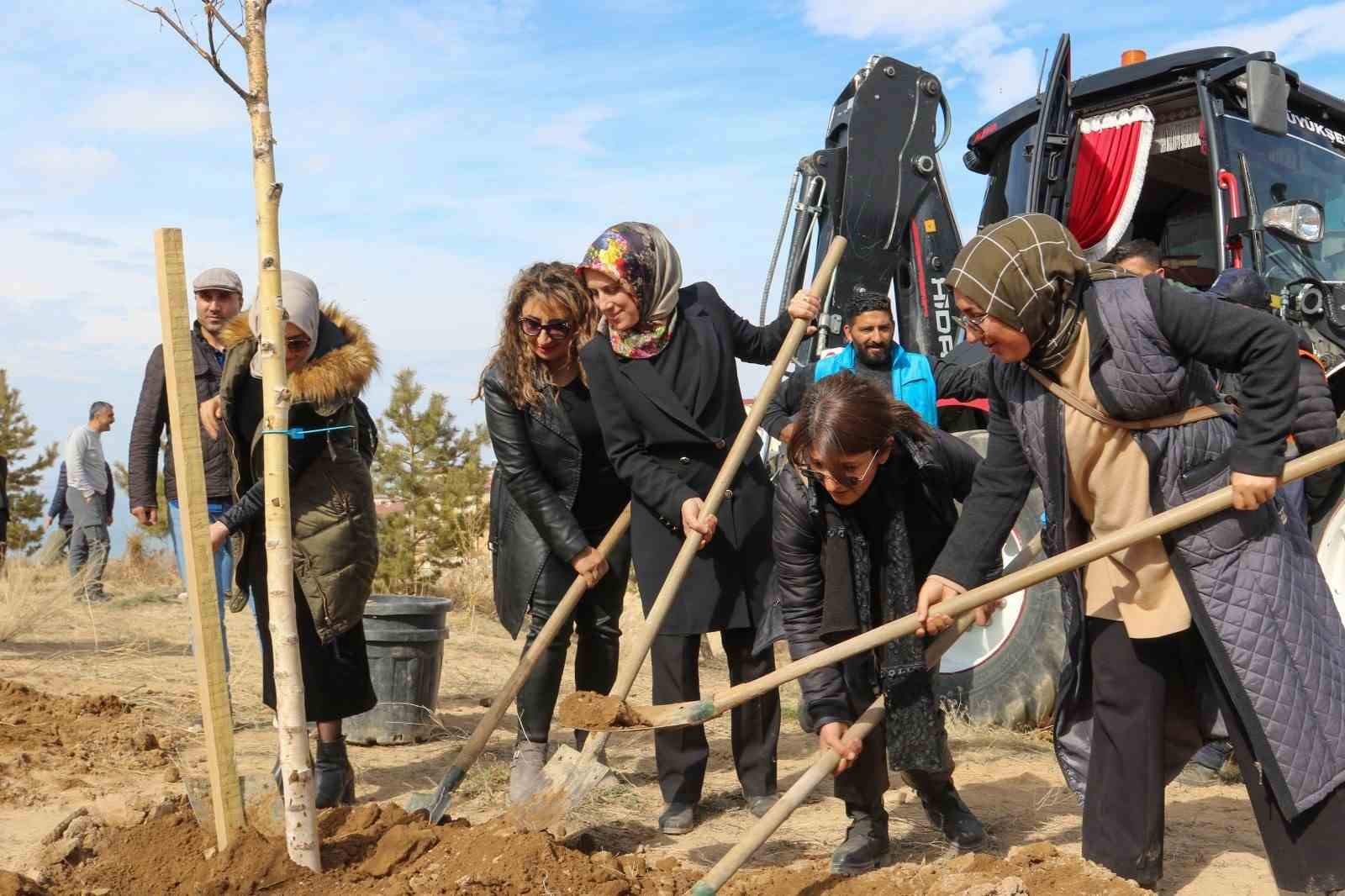 Depremde hayatını kaybeden sağlıkçıların anısına fidan dikildi