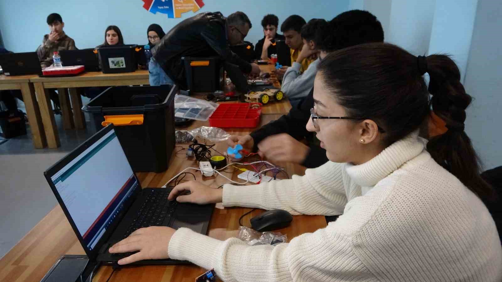 Van’da 72 öğrenci dene-yap teknoloji atölyesinde eğitim görüyor