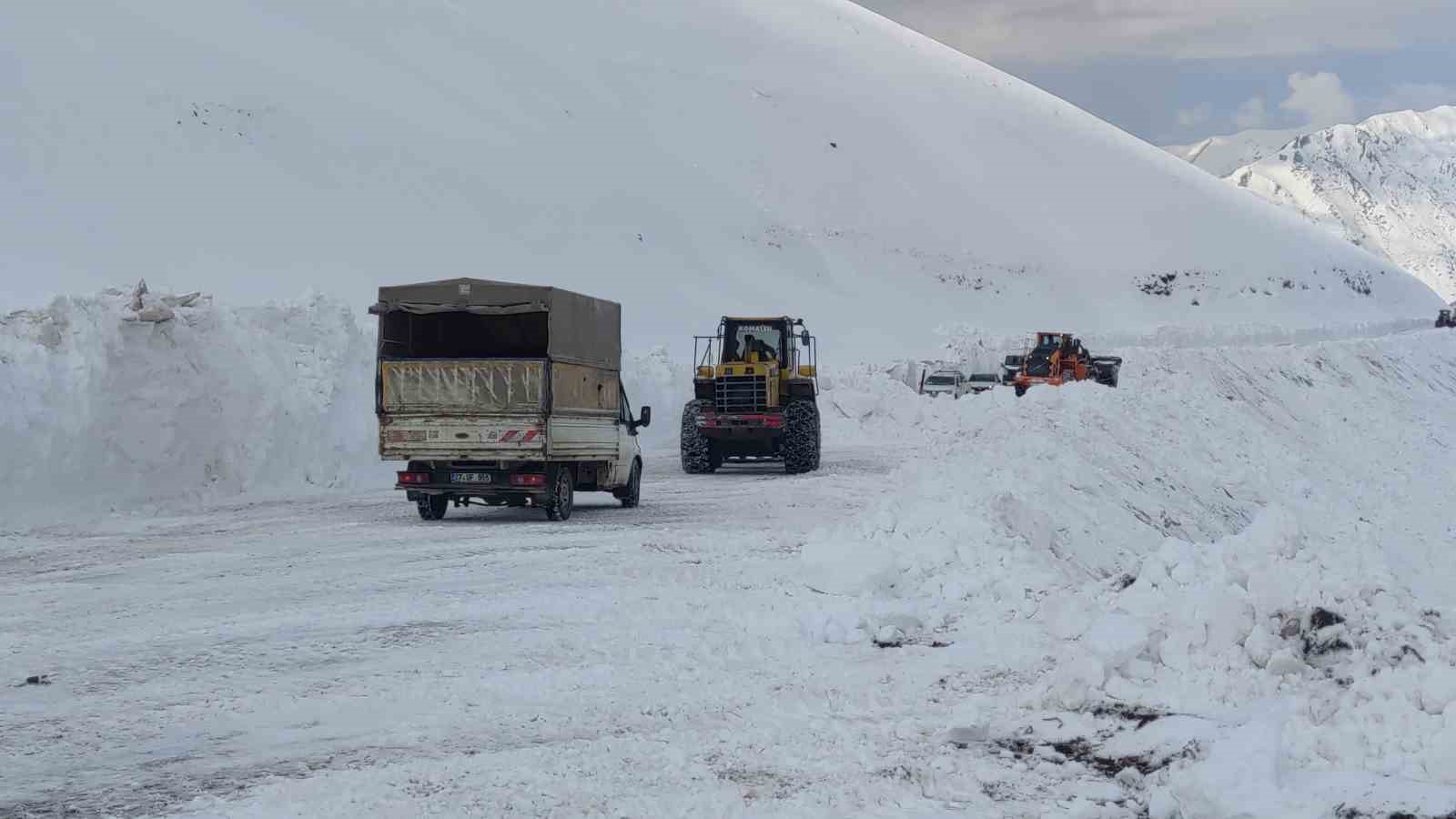 Türkiye’nin büyük bir bölümü ilkbaharı karşılarken Van’da karla mücadele sürüyor