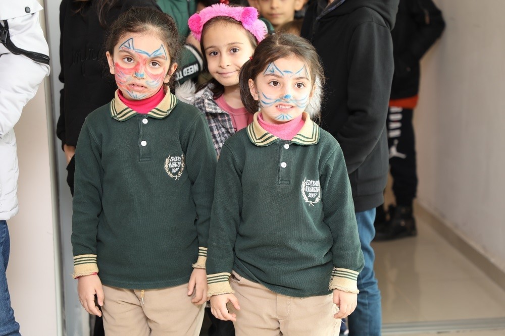 Erciş Belediyesinden depremzede öğrencilere sinema etkinliği