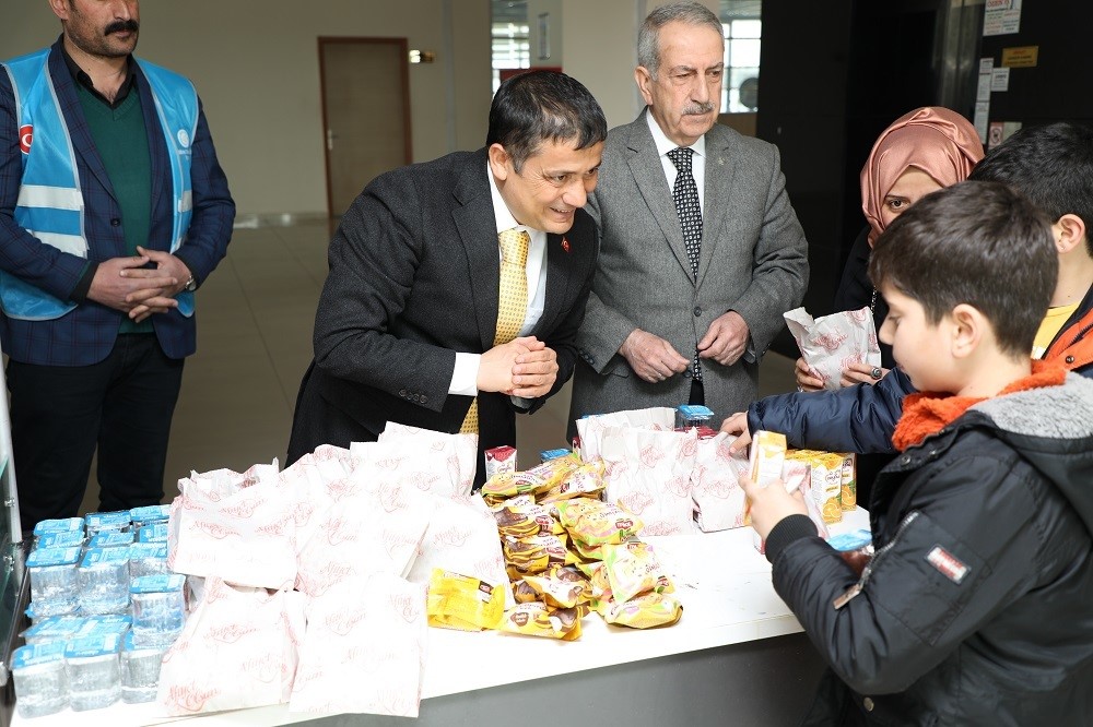 Erciş Belediyesinden depremzede öğrencilere sinema etkinliği