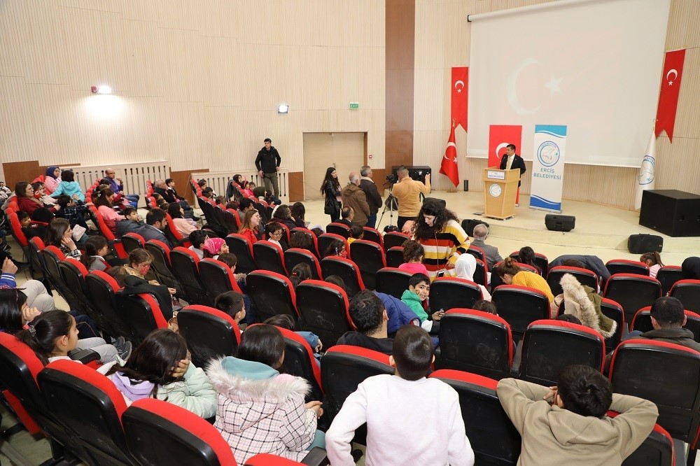 Erciş Belediyesinden depremzede öğrencilere sinema etkinliği