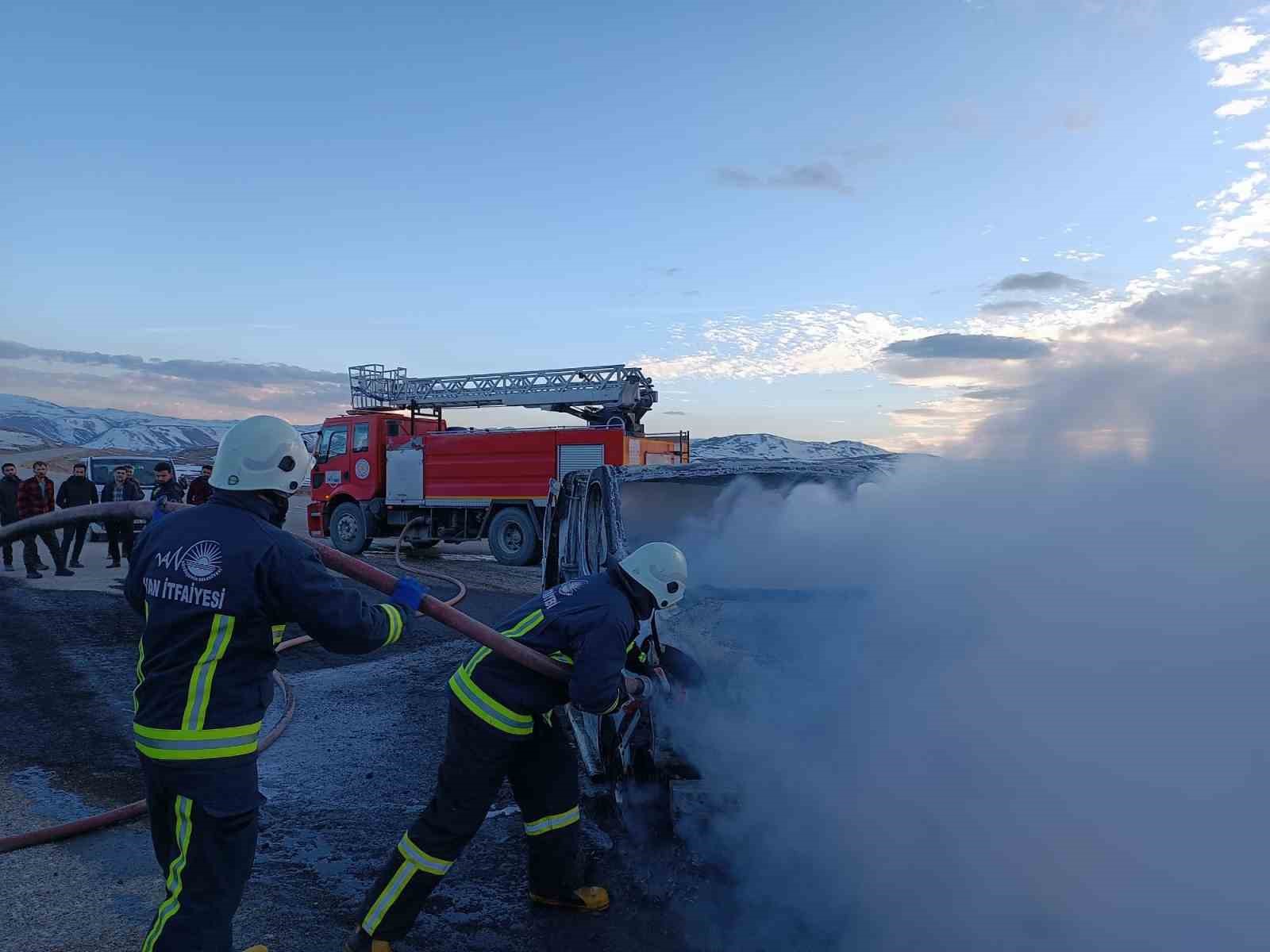 Van’da seyir halindeki minibüs yandı