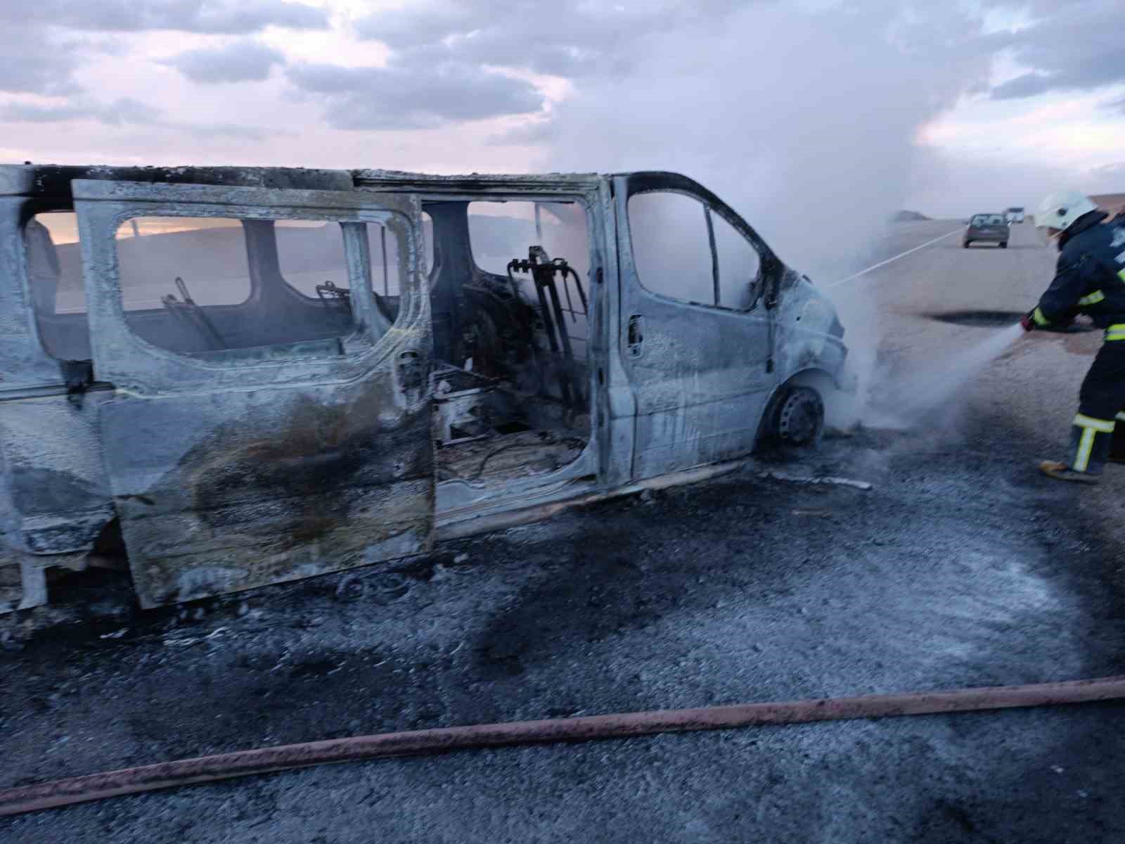 Van’da seyir halindeki minibüs yandı