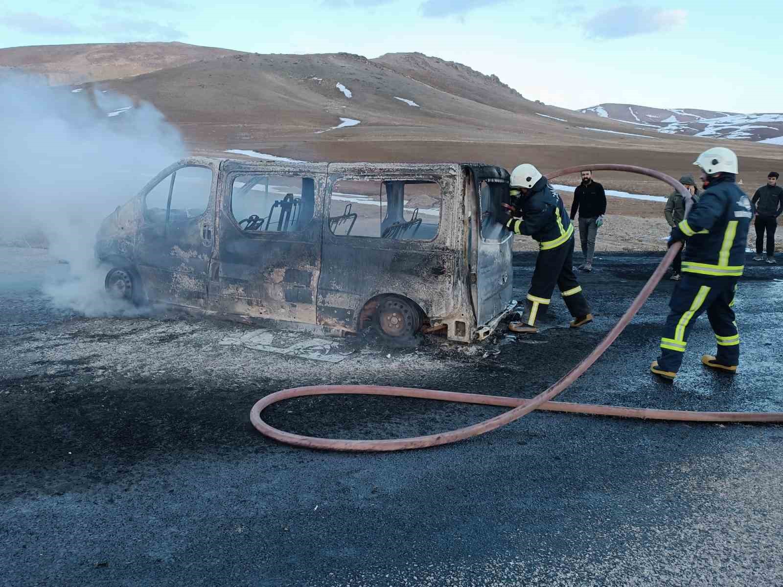 Van’da seyir halindeki minibüs yandı