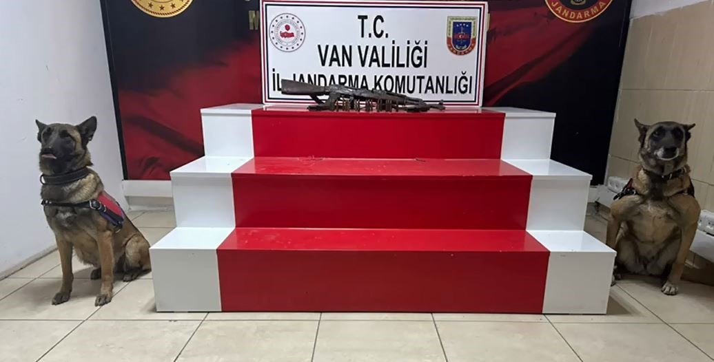 Van’da toprağa gömülü silah ve mühimmat bulundu