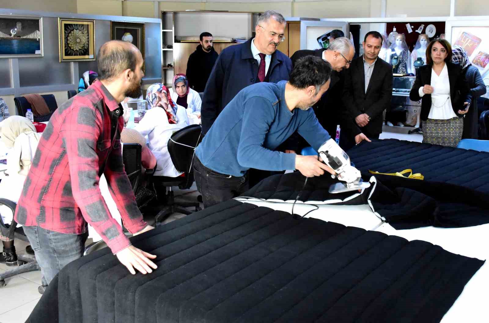 Van Olgunlaşma Enstitüsü depremzedeler için tulum, battaniye ve yelek üretiyor