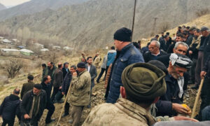 Silahla yaralanan genç kız Hakkari’de toprağa verildi