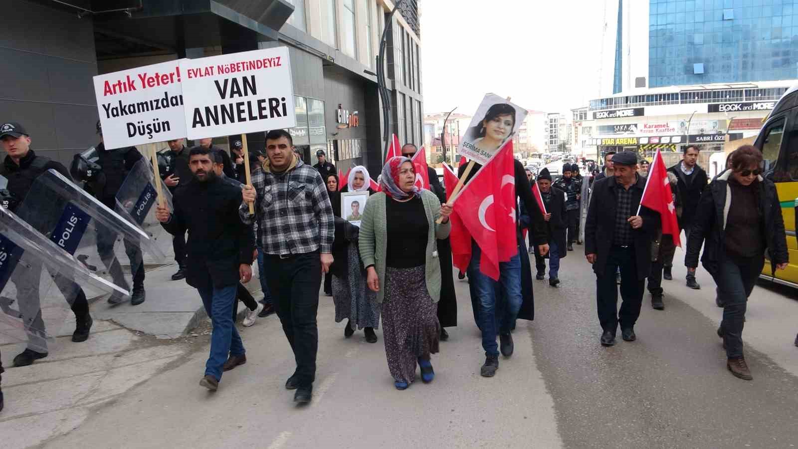 Evlat nöbetindeki anne: “Artık evlatlarımızı CHP’den de isteyeceğiz”