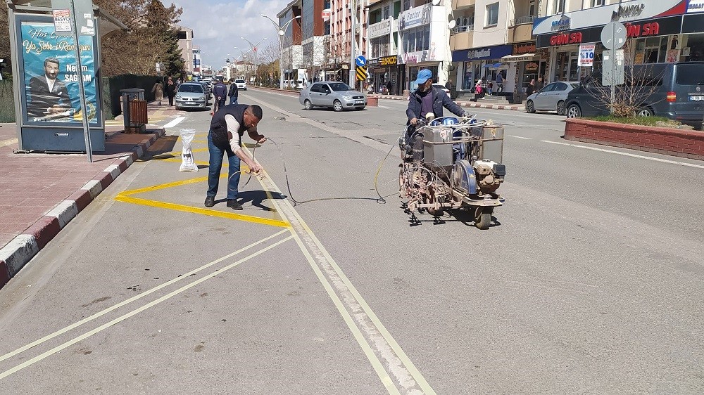 Erciş Belediyesi yaya geçidi, duraklar ve kasislerde boyama çalışmaları yaptı