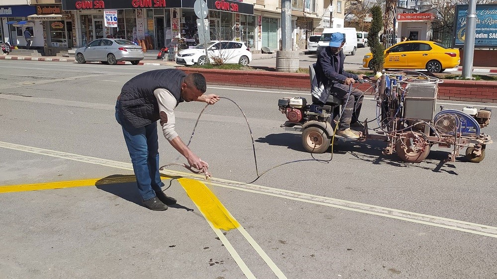 Erciş Belediyesi yaya geçidi, duraklar ve kasislerde boyama çalışmaları yaptı