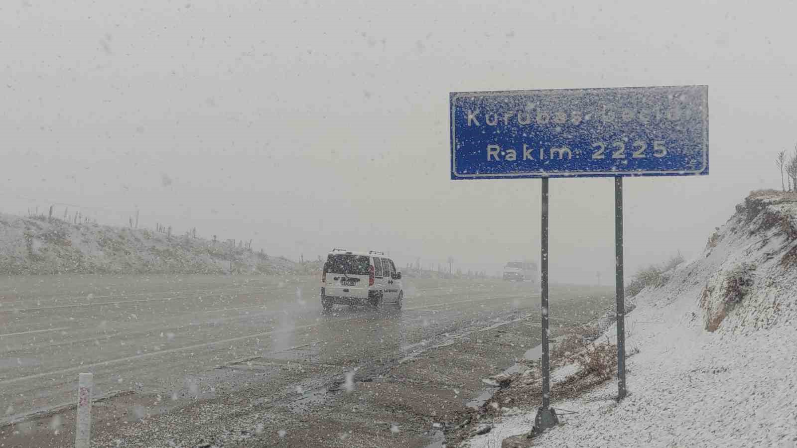 Van’ın yüksek kesimlerinde kar yağışı ve sis etkili oldu