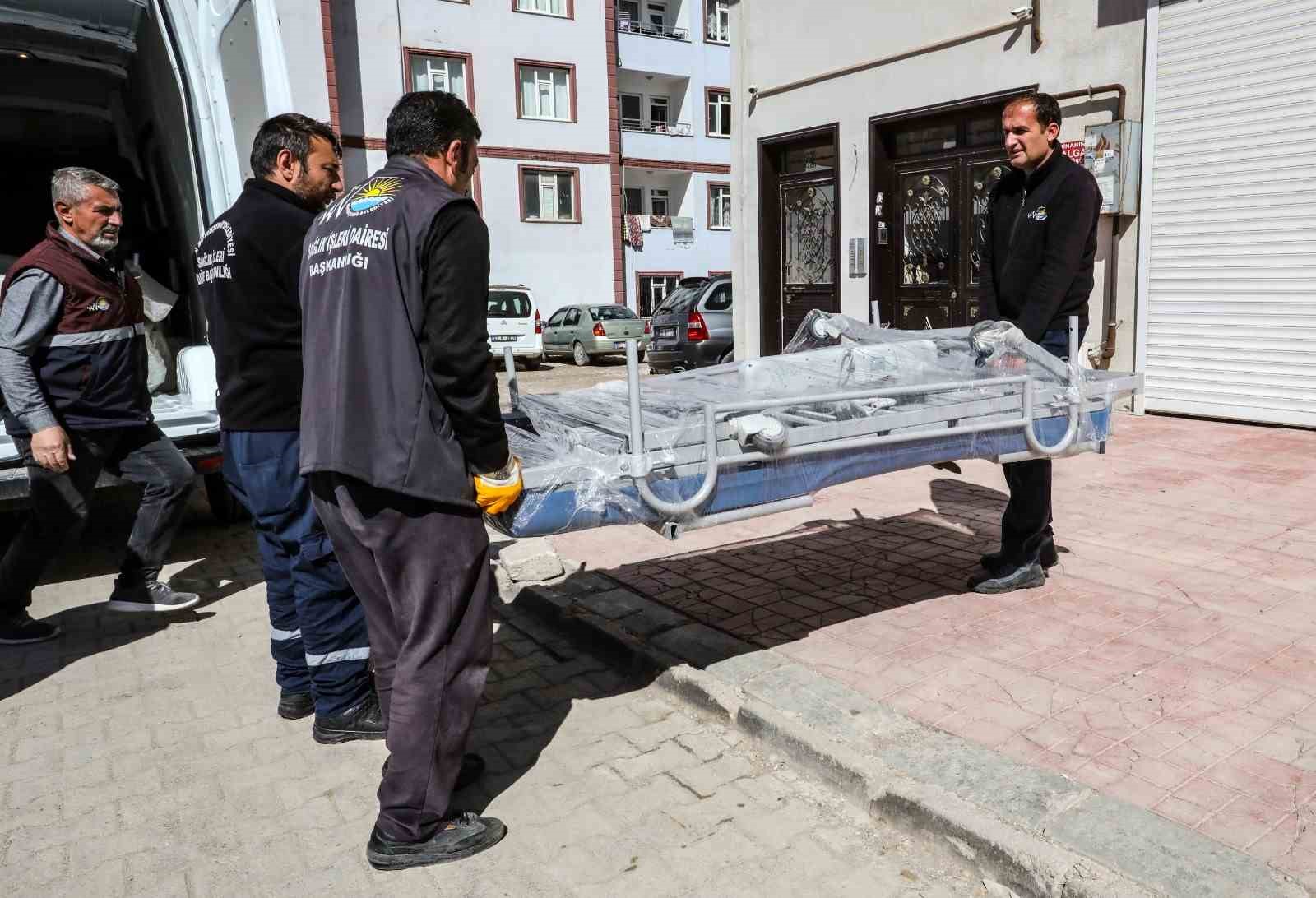 Van’da yatağa tabi vatandaşlara hasta yatağı hediye edildi