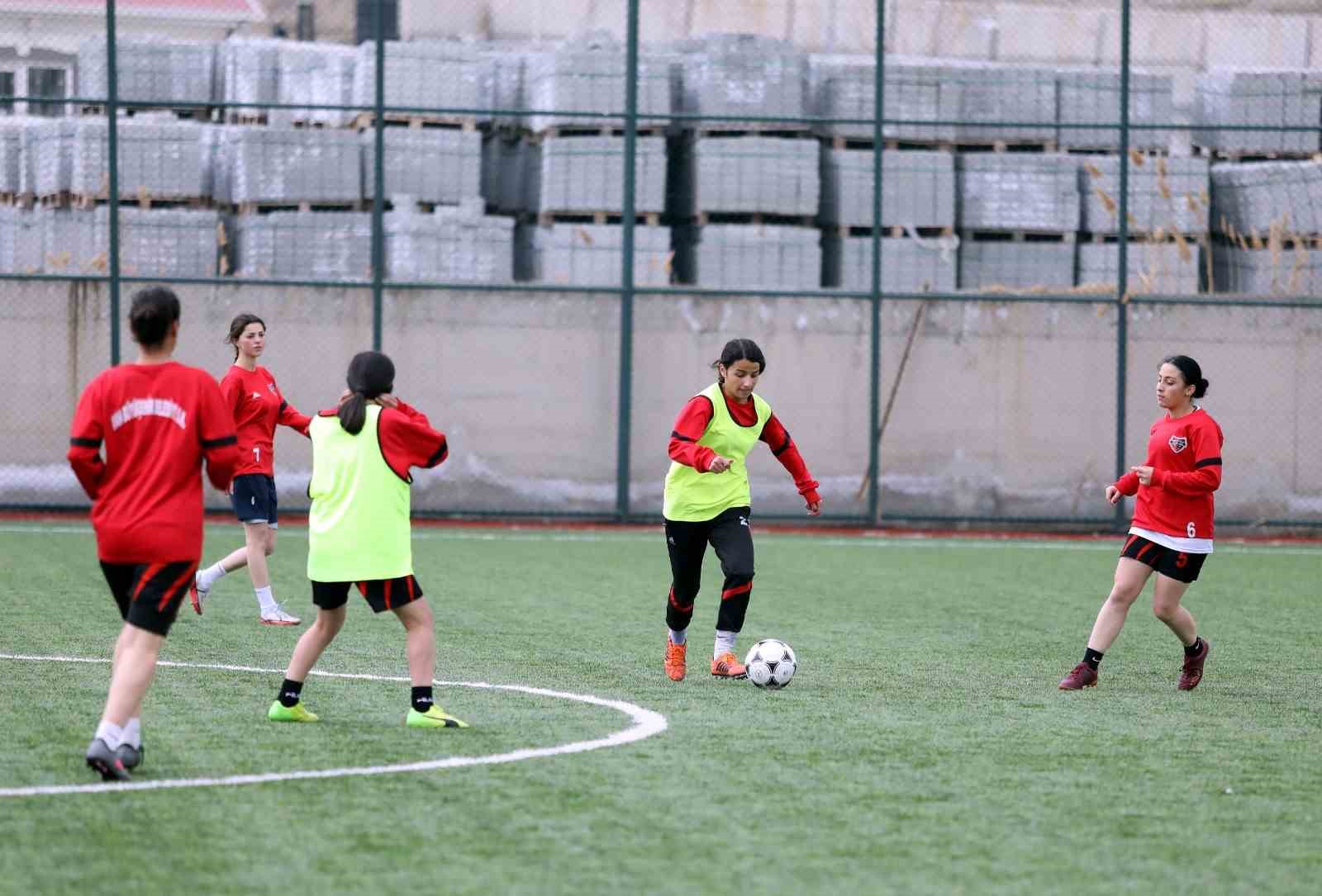 Van Büyükşehir Kadın Futbol Takımı yeni sezona hazır