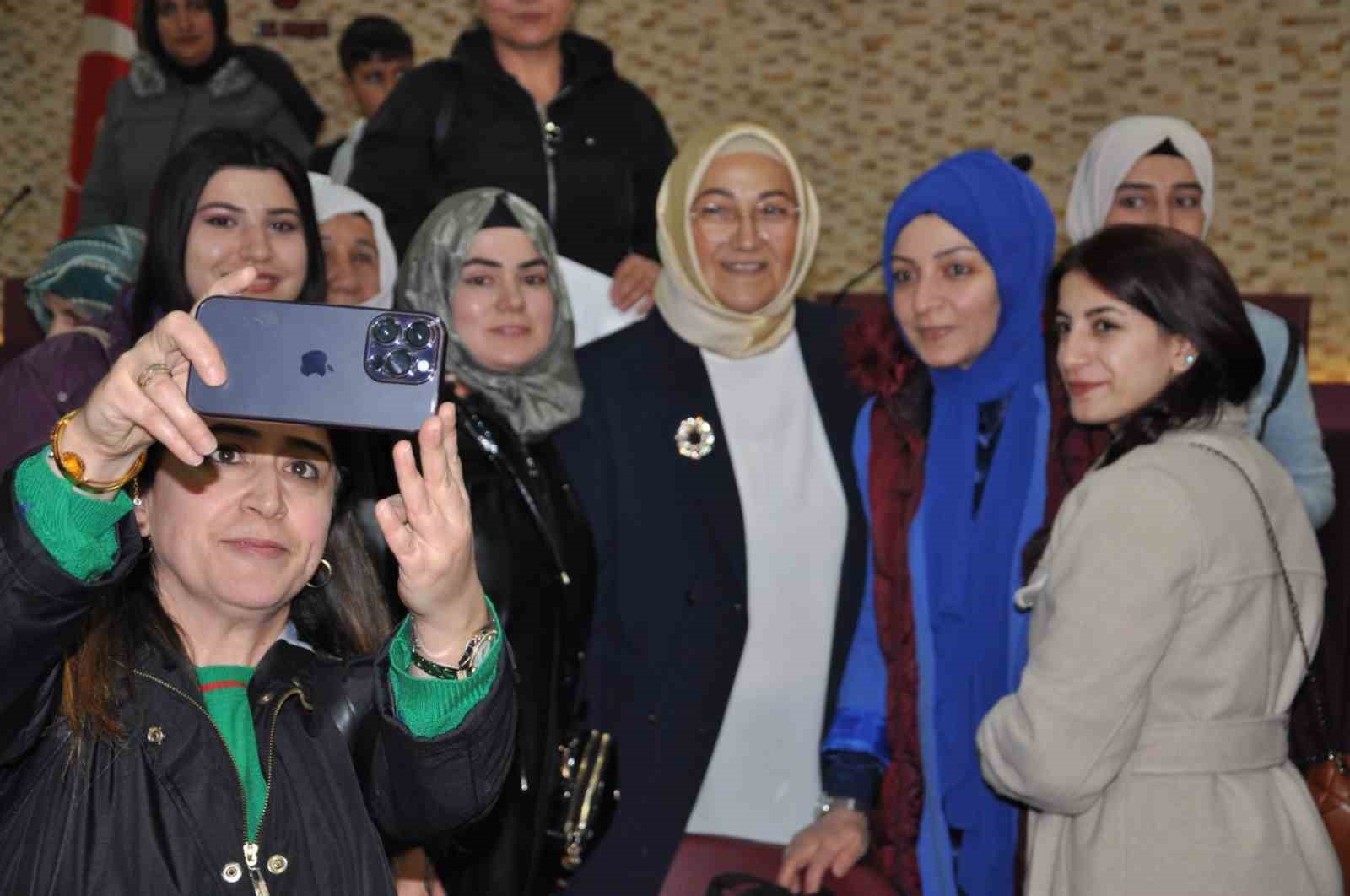 Vanlı kadınlar AK Parti’ye çıkarma yaptı