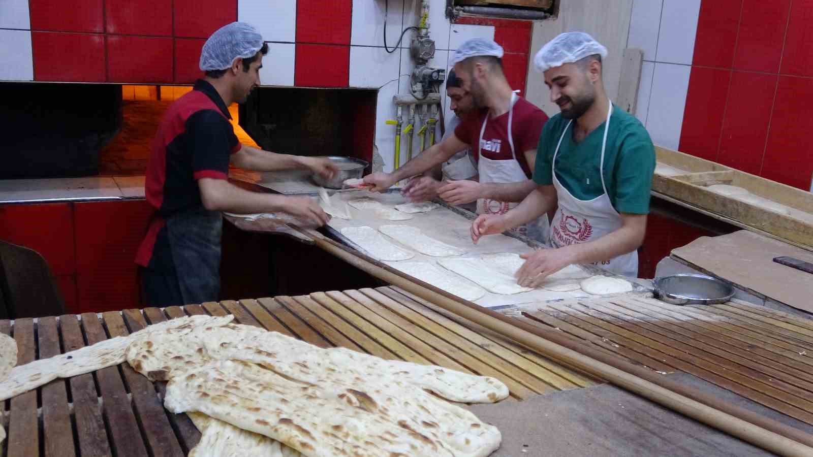 Van’daki fırıncıdan depremzedelere ücretsiz ekmek