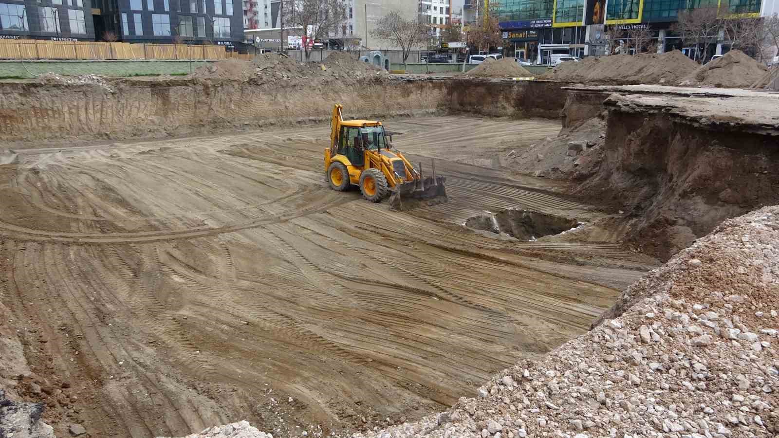 İnsan kemikleri çıktığı için durdurulan inşaat kazı çalışması tekrar başladı