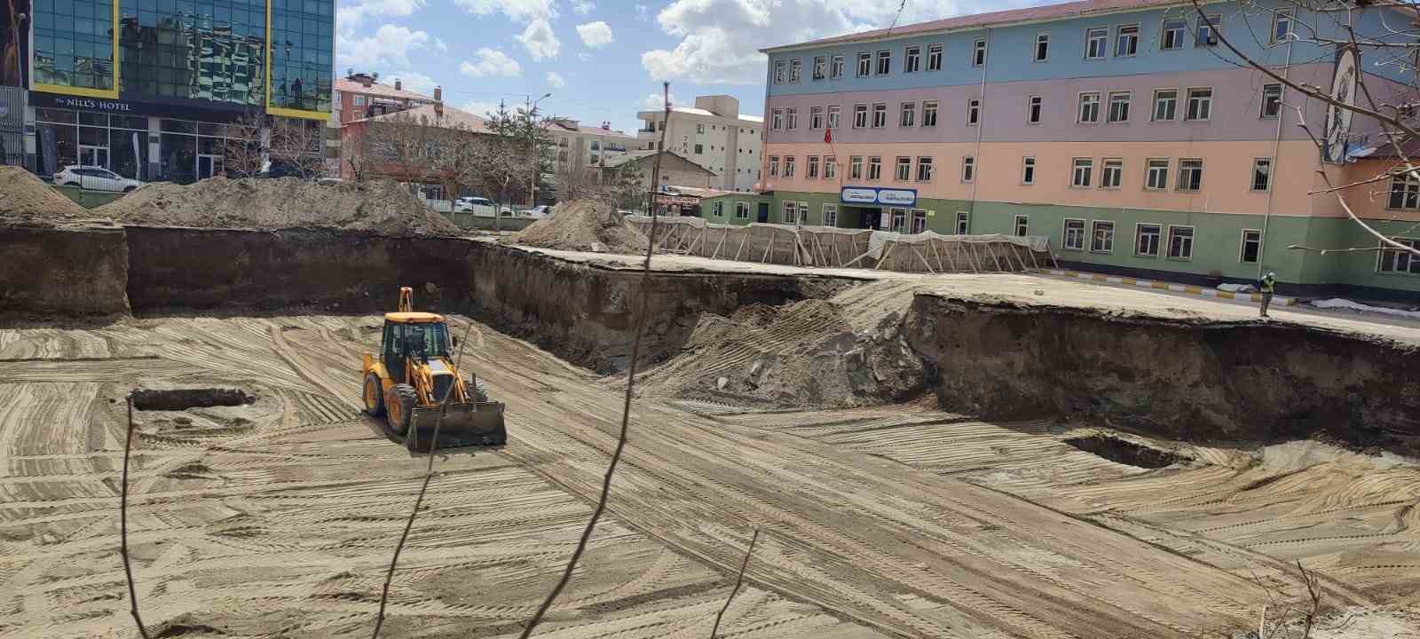 İnsan kemikleri çıktığı için durdurulan inşaat kazı çalışması tekrar başladı