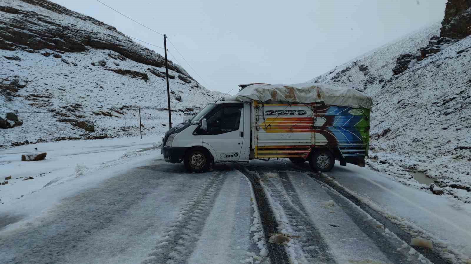 Van-Bahçesaray yolu ulaşıma kapatıldı