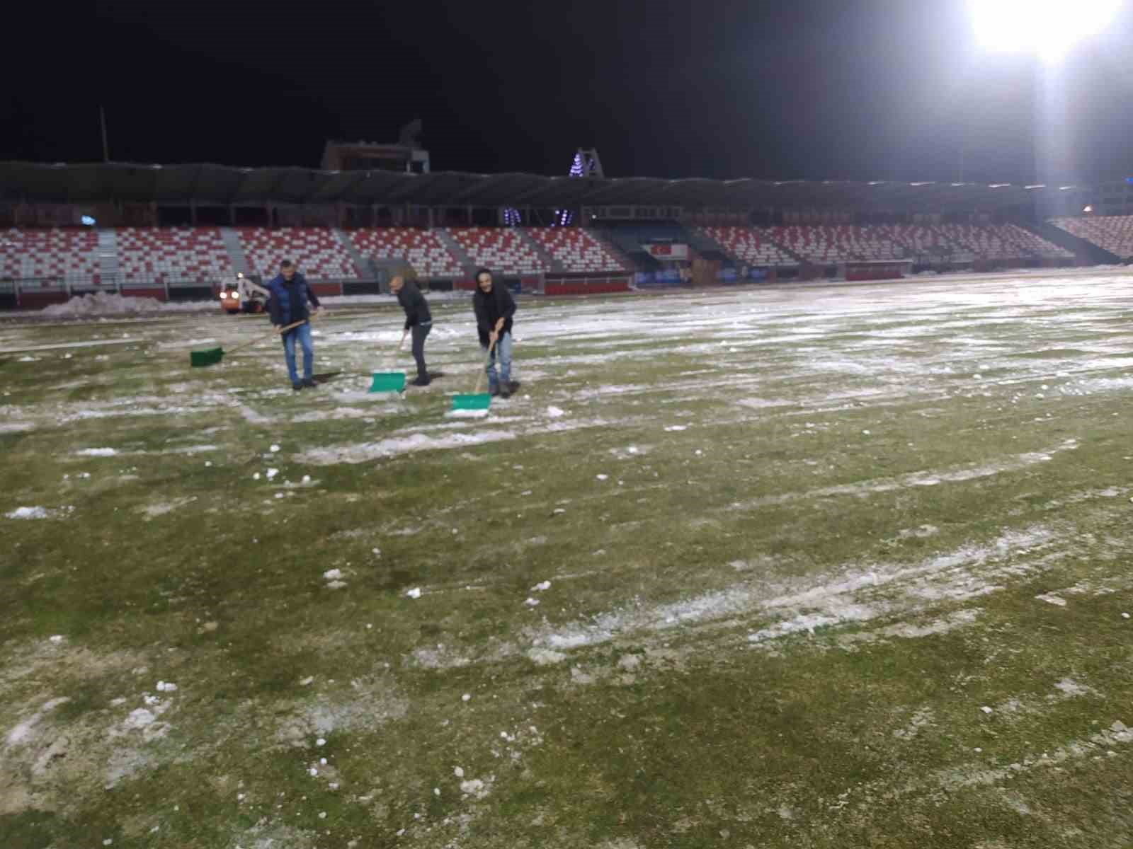 Van Atatürk Şehir Stadı’nın zemini kardan temizlendi