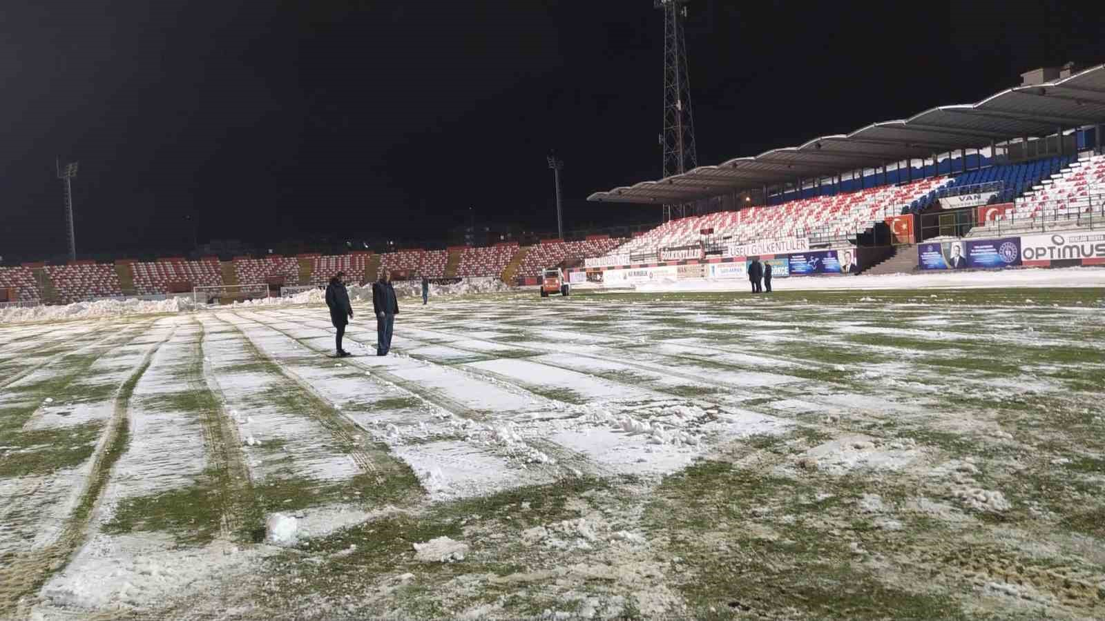 Van Atatürk Şehir Stadı’nın zemini kardan temizlendi