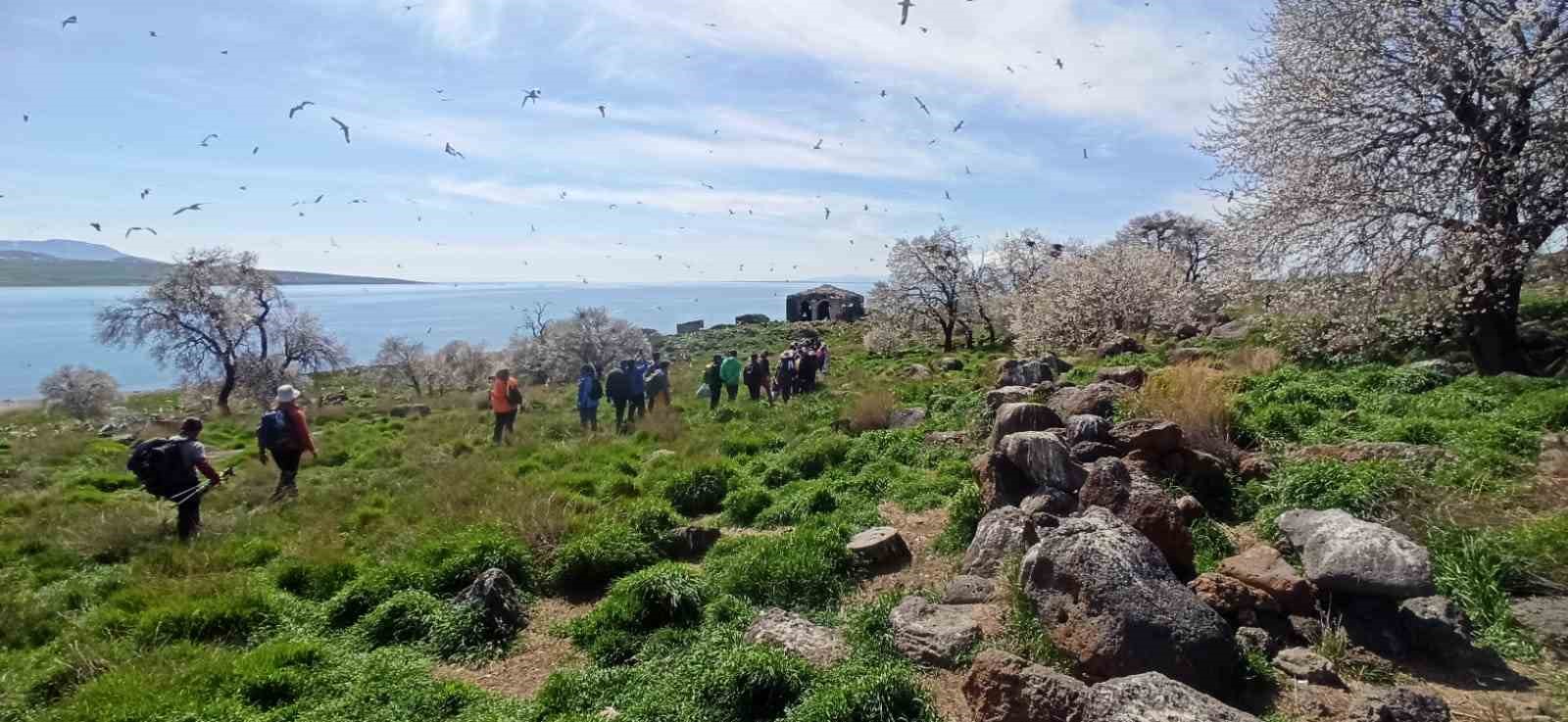 Doğaseverler Van Gölü’nün en büyük adasını gezdi