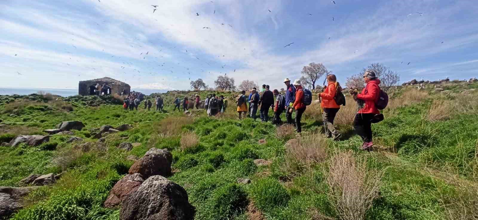 Doğaseverler Van Gölü’nün en büyük adasını gezdi